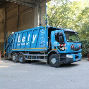 Des camions-poubelles qui roulent avec les déchets plastiques qu