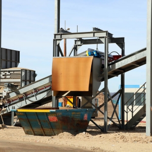 Extraction des clous, vis et ferrailles du bois